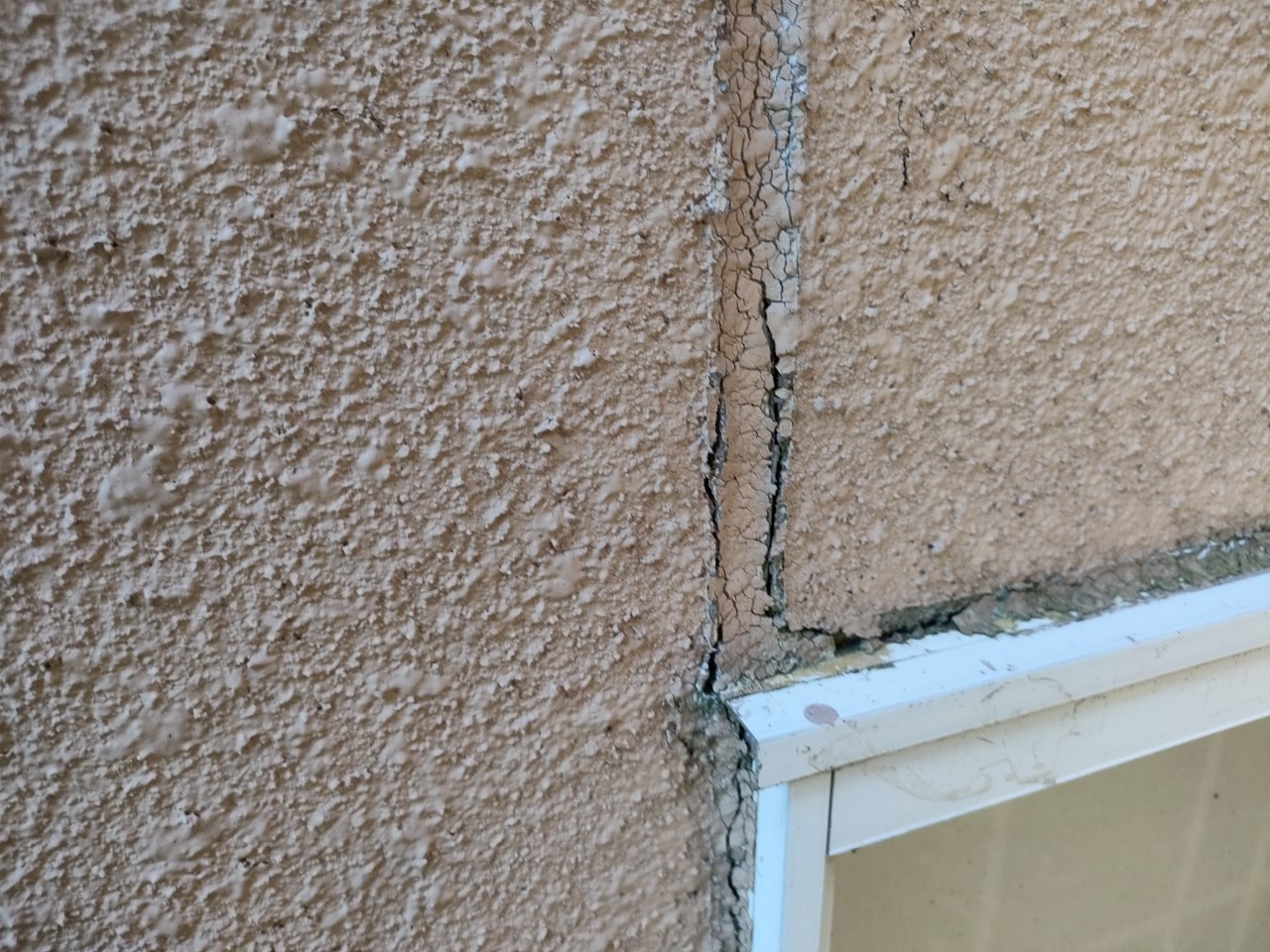 外壁のひび割れ　シーリング